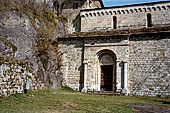 La Pieve Romanica di San Siro (XI sec). Si noti che per rispettare l'orientazione canonica dell'abside si fu costretti a costruire il portale sul lato meridionale della chiesa. 